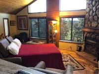 Peaceful Cozy Cabin Amongst the Trees with View of Lake Arrowhead - 샬레 호텔