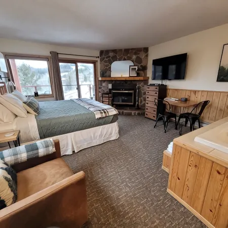 Whirlpool Suite w/ Pool, Hot Tub, Hiking, Golfing, & More on Lutsen Mountain