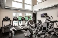 Beautiful 2BD + 2BA Home! King Beds! Hot Tub! Pool! Walk to downtown. - Gym