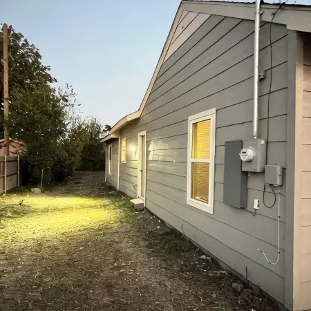 Charming 3-bedroom 2 bathroom  house in Terrell with WiFi and AC