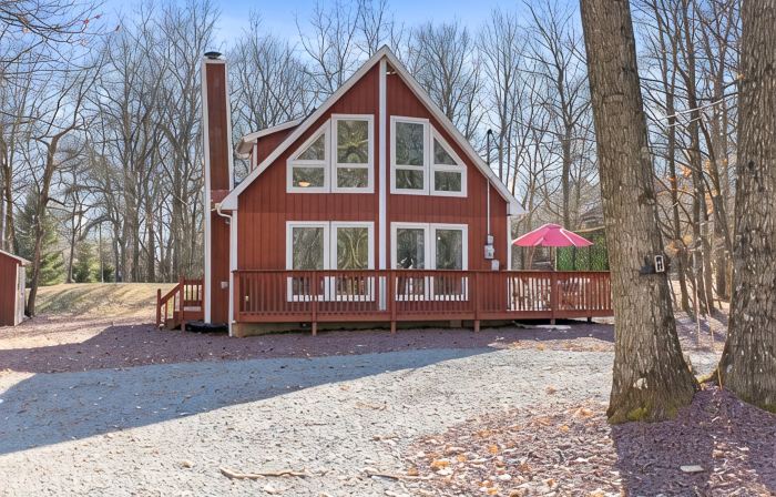 •Redwoods Chalet in the Poconos•