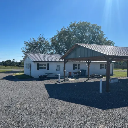 Close to Lake G’VILLE 3-BR house with AC, BOAT BARN-24’x48’, WiFi in Albertville