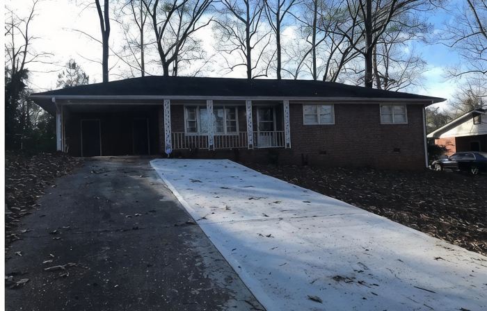 Entire house with 3 bedroom/1.5 bath