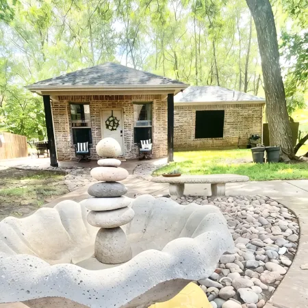 Peaceful Creekside Cottage - quiet, clean and lots of amenities!