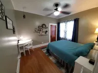 Downtown Retreat with large privacy fenced yard. Pet Friendly! - Wifi