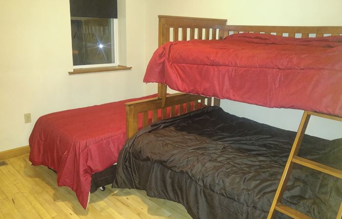 Logde sleeps 11 ...set up for exploring the Mississippi River or Driftless Area.