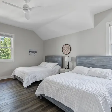 Waterfront Condo, Private Beach, Outdoor Pool & Hot Tub & Walkable to Downtown