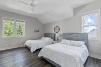 Waterfront Condo, Private Beach, Outdoor Pool & Hot Tub & Walkable to Downtown - Homestays