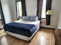 New! Custom built private home on a pond, with large hottub. - 3-stjärniga