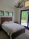 Brand New Luxury Cabin on 5 acres with Hot Tub and Game Room. Cozy and Clean. - Chalets