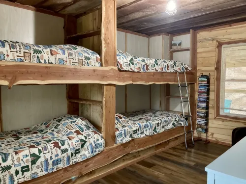 Private 14 acre Creek side Cabin and close to Lake - Chalets