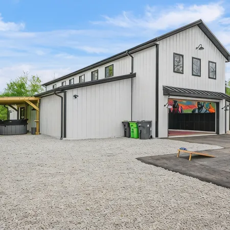 Barn! B-Ball Court/Mini Golf/Sports Bar/Tiki Bar/Theater/Arcade/Hot Tub/Fire Pit