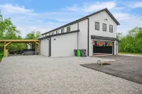 Barn! B-Ball Court/Mini Golf/Sports Bar/Tiki Bar/Theater/Arcade/Hot Tub/Fire Pit - Wi-Fi