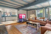 Historic 1686 Home Near Downtown l 5BR Retreat - WiFi