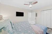 The Fab Flamingo 🦩 2 King Beds 2 Miles to Beach 🏝 - Wifi