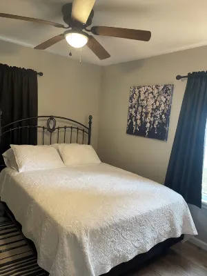 "The Hideaway 2" Charming 2-bedroom house in delightful Farmington with WiFi, AC - Homestays