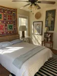 New! Cheerful cottage filled with art and books in the heart of Waxahachie - Boutique