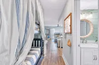 Beautifully Decorated Condo with View of the Pool and Ocean in Perfect Location. - Balcony