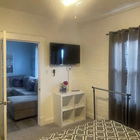 Urban Retreat-Walk to UC, Hospitals and the Zoo. Minutes from OTR and Downtown.