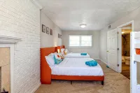 Stylish 5Br Split-Level Spacious Oasis w/Pool, BBQ & Game Room - Boutique