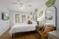 1930s Home, King bed, sleeps 8, Gameroom, walk to Main St - 3-Star
