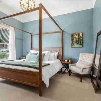 1884 Modernized Home: Fire Pit, Tesla Tech, Near Downtown Rooms