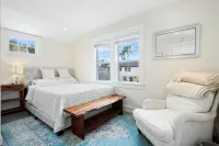 3/2 Ocean Breeze Escape Located on Palm Beach Island - Kitchens