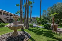 La Fuente Inn & Suites - 3-Star