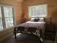 Secluded Lakefront, Dog-Friendly Cabin with Canoe, 7 Miles from the Ocean - Alppimaja