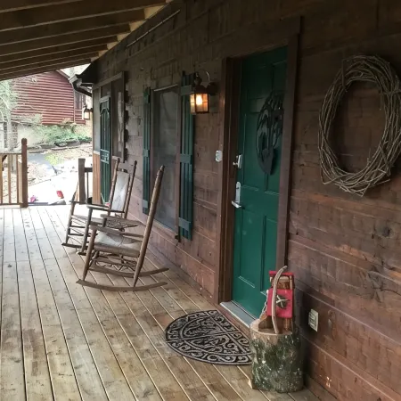 BARE FEET CABIN A Cozy Romantic Getaway Free WiFi/Hottub/Jetted tub/Fireplace