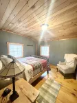 Creekside Cabin Vacation Rental - シャレー