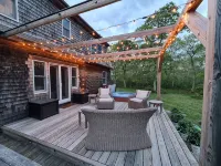 Chappaquiddick retreat-outdoor shower, hot-tub, decks, central AC-close to beach - 3 estrellas