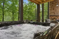 New Luxe Treetop Cabin  Hot tub  Near DT - 4-Star