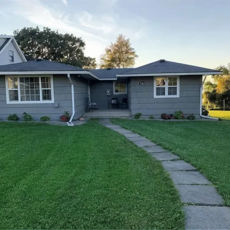 Quiet/charming 2-bedroom Sunset-Lake view cottage lovely Seneca lake, wine trail