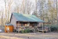 Cozy Pines Log Cabin 2BR+Loft Creekside w/ Hot Tub - Alphydda