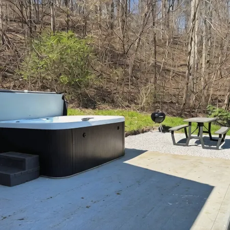 Hot Tub! Fire Pit! Picnic Area & Grill! View Hardwicks Creek Haven@Rrg