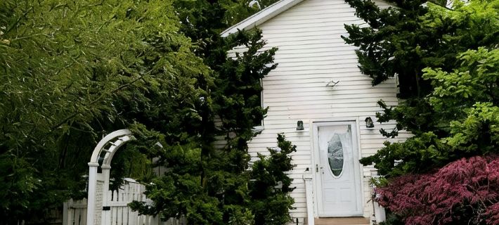 Hamptons Retreat • Hot Tub • Minutes to Beaches Hotels in Hampton Bays
