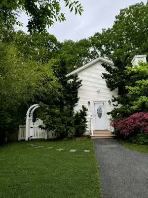Hamptons Retreat • Hot Tub • Minutes to Beaches - 3-Star