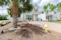 Emerald Beach Cottage, Walk to the Beach! - WiFi