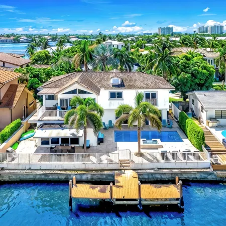 Waterfront Antique Mansion! Heated Pool+Hot Tub!