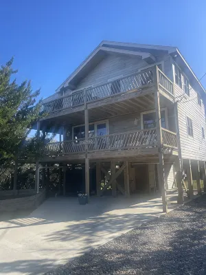Three-bedroom house with views, decks, golf cart and home gym! - Wifi