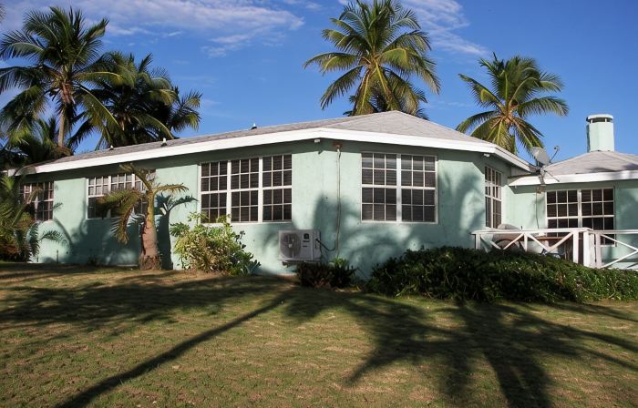 Tequila Sunset-Only Beach Front Home in Oleander Gardens