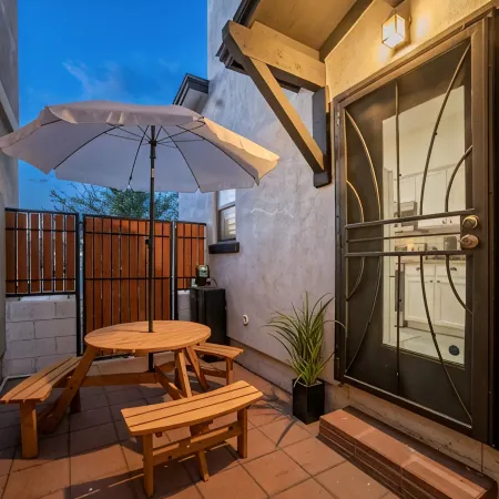 Stylish & Cozy Downtown Home ~ Yard ~ Parking + EV~ Near DTPHX attractions