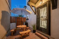 Stylish & Cozy Downtown Home ~ Yard ~ Parking + EV~ Near DTPHX attractions - บังกะโล