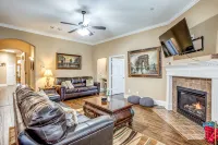 Fabulous 5 Bedroom/4 bath Home  4K TV's Fireplace  Foosball! - 방갈로
