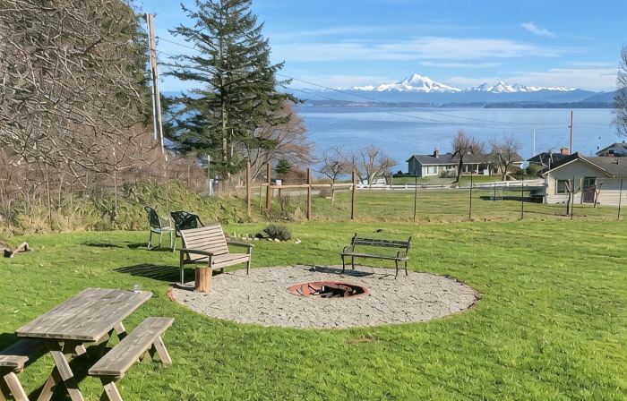 Stunning views, 6-Bedroom Farmhouse with beach access and mooring