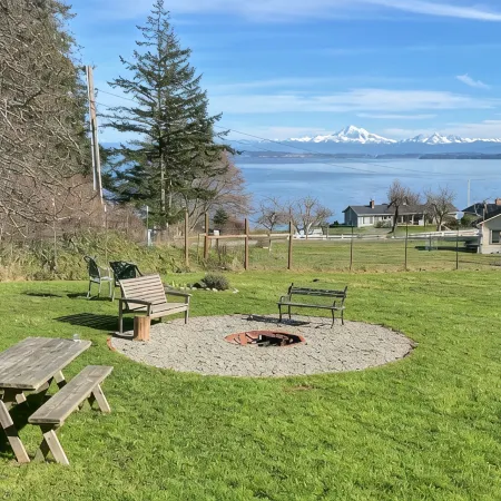 Stunning views, 6-Bedroom Farmhouse with beach access and mooring