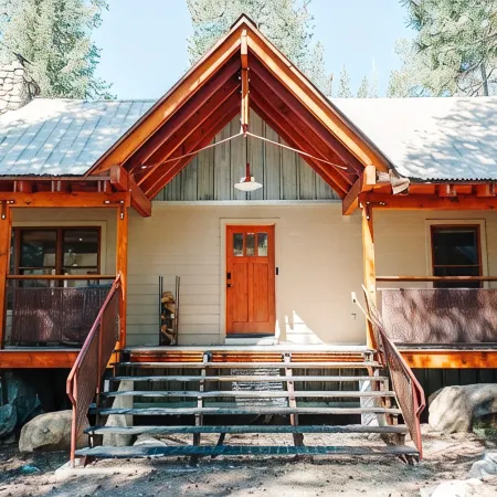 Scandinavian Style 3-bedroom cabin in delightful Soda Springs with WiFi