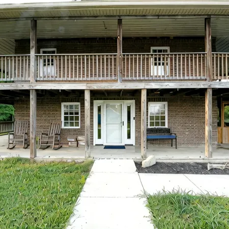 Farmhouse by the Lake with FAST Fiber Internet + Washer/Dryer!
