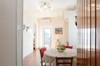 Up to 5 guest house above the Cliff House - Wifi